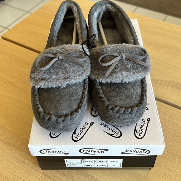 🎈3/$25🎈NIB Hooked Chill Slippers in Grey - Picture 6 of 6